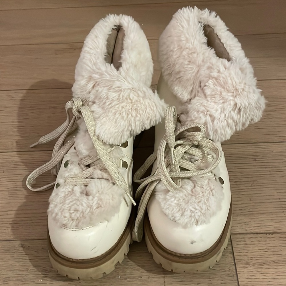Francesca’s white fuzzy snow booties (Size 8)